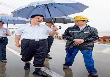 习近平总书记冒雨考察武汉新港